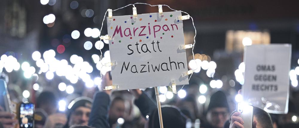 Demonstration „Lichtermeer für Menschenrechte und Demokratie“ auf dem Tübinger Marktplatz Ende Januar 2025. Ganz in der Nähe, in Albstadt, holte die AfD bei der Bundestagswahl 37 Prozent der Stimmen.