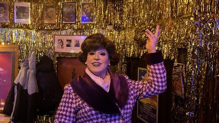 Die seit 1982 im Nollendorfkiez wohnende Dragqueen Margot Schlönzke möchte sich noch mehr politisch engagieren. Schon jetzt gibt sie wöchentlich Touren durch die queere Nachbarschaft, bei denen sie auch Bezug auf den aktuellen Rechtsruck in der Gesellschaft nimmt.