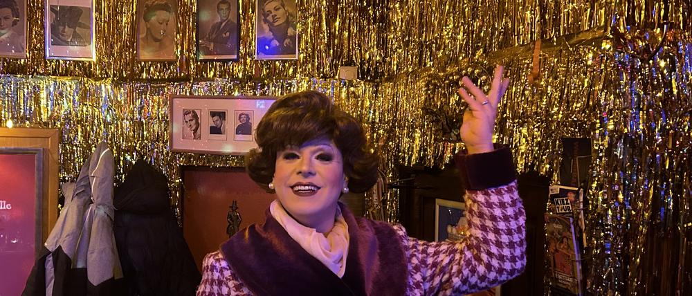 Die seit 1982 im Nollendorfkiez wohnende Dragqueen Margot Schlönzke möchte sich noch mehr politisch engagieren. Schon jetzt gibt sie wöchentlich Touren durch die queere Nachbarschaft, bei denen sie auch Bezug auf den aktuellen Rechtsruck in der Gesellschaft nimmt.