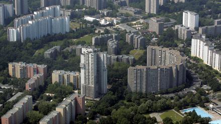 Die Gropiusstadt ist ein Ortsteil im Bezirk Neukölln, entstanden von 1962 bis 1975 als Satellitensiedlung. Die rund 18.500 Wohnungen der von Walter Gropius geplanten Trabantenstadt wurden zu 90 Prozent als Sozialwohnungen errichtet und seit den 80er Jahren gilt die Gropiusstadt als sozialer Brennpunkt.