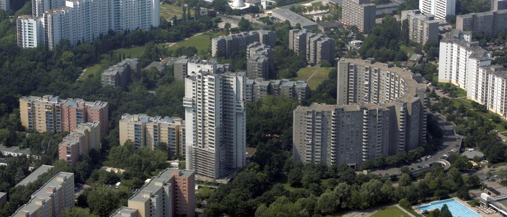 Die Gropiusstadt ist ein Ortsteil im Bezirk Neukölln, entstanden von 1962 bis 1975 als Satellitensiedlung. Die rund 18.500 Wohnungen der von Walter Gropius geplanten Trabantenstadt wurden zu 90 Prozent als Sozialwohnungen errichtet und seit den 80er Jahren gilt die Gropiusstadt als sozialer Brennpunkt.