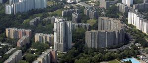Die Gropiusstadt ist ein Ortsteil im Bezirk Neukölln, entstanden von 1962 bis 1975 als Satellitensiedlung. Die rund 18.500 Wohnungen der von Walter Gropius geplanten Trabantenstadt wurden zu 90 Prozent als Sozialwohnungen errichtet und seit den 80er Jahren gilt die Gropiusstadt als sozialer Brennpunkt.