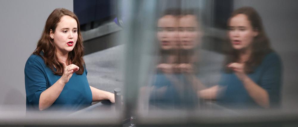 Ricarda Lang (Bündnis 90/Die Grünen) spricht im Plenarsaal des Bundestages.
