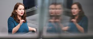 Ricarda Lang (Bündnis 90/Die Grünen) spricht im Plenarsaal des Bundestages.