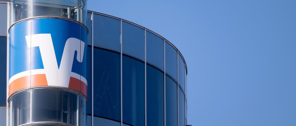 Das Logo der Volksbank ist an einem Gebäude der Volksbank Stuttgart in der Innenstadt zu sehen.