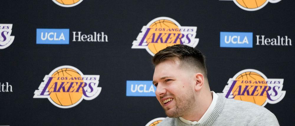 Luka Doncic wird bei seinem neuen Club vorgestellt.