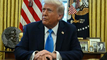 US-Präsident Donald Trump unterzeichnet im Oval Office am 4. Februar erneut Durchführungsverordnungen.