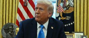 US-Präsident Donald Trump unterzeichnet im Oval Office am 4. Februar erneut Durchführungsverordnungen.