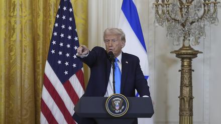 US-Präsident Donald Trump während einer Pressekonferenz mit dem israelischen Ministerpräsidenten Benjamin Netanjahu im East Room des Weißen Hauses. 