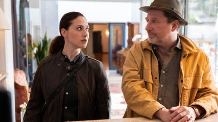 Irene Russmeyer (Fanny Krausz) und Hubert Mur (Michael Fitz) ermitteln im Hotel, Szene aus dem ZDF-Krimi „Die Toten von Salzburg - Süßes Gift“.