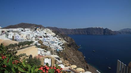 Blick auf das Häusermeer der griechischen Insel Santorini.