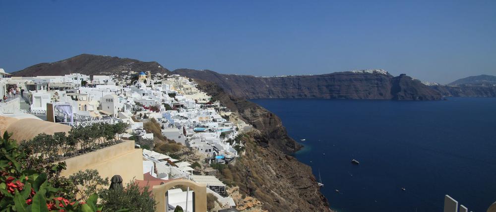 Blick auf das Häusermeer der griechischen Insel Santorini.