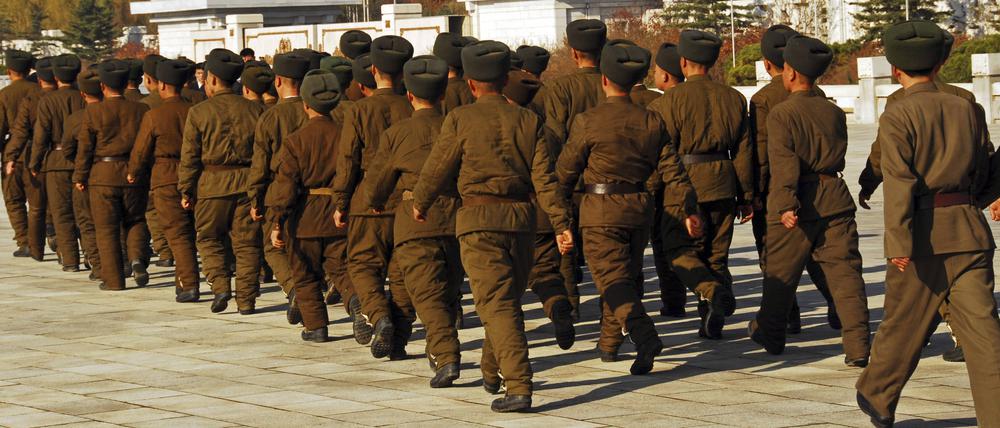 Nordkoreanische Soldaten sind in Pjöngjang von hinten zu sehen (Archivbild).