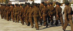 Nordkoreanische Soldaten sind in Pjöngjang von hinten zu sehen (Archivbild).