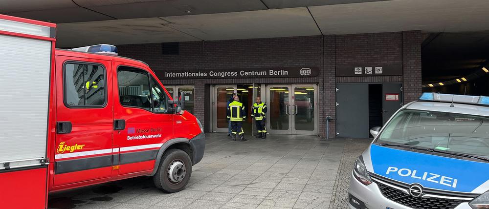 Mehrere Einsatzfahrzeuge der Berliner Feuerwehr stehen am Gelände des International Congress Center (ICC).