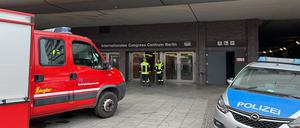 Mehrere Einsatzfahrzeuge der Berliner Feuerwehr stehen am Gelände des International Congress Center (ICC).