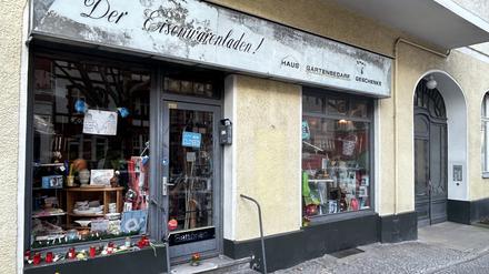 Nach Jahrzehnten und Generationen im Malerkiez schloss der Eisenwarenladen Georg Obel im Friedenauer Malerviertel wohl für immer seine Türen: Kürzlich starb der Betreiber Bernd Götting. Mit Kerzen, Blumen und zahlreichen Anekdoten wird seiner gedacht. 