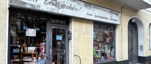Nach Jahrzehnten und Generationen im Malerkiez schloss der Eisenwarenladen Georg Obel im Friedenauer Malerviertel wohl für immer seine Türen: Kürzlich starb der Betreiber Bernd Götting. Mit Kerzen, Blumen und zahlreichen Anekdoten wird seiner gedacht. 