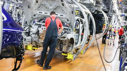 ARCHIV - 11.03.2024, Sachsen, Leipzig: Mitarbeiter in der Autoindustrie (zu dpa: «Ifo-Institut: Stimmung in der Autoindustrie sinkt auf neues Tief») Foto: Jan Woitas/dpa +++ dpa-Bildfunk +++