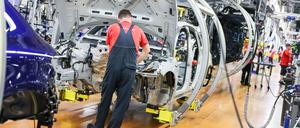 ARCHIV - 11.03.2024, Sachsen, Leipzig: Mitarbeiter in der Autoindustrie (zu dpa: «Ifo-Institut: Stimmung in der Autoindustrie sinkt auf neues Tief») Foto: Jan Woitas/dpa +++ dpa-Bildfunk +++