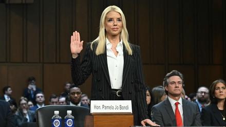 Pam Bondi, die vom designierten US-Präsidenten Trump für die Leitung des Justizministeriums als Generalstaatsanwältin ausgewählt wurde, wird vereidigt, bevor sie zu ihrer Bestätigungsanhörung vor dem Justizausschuss des Senats im Kapitol erscheint.