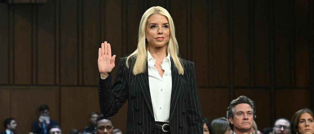 Pam Bondi, die vom designierten US-Präsidenten Trump für die Leitung des Justizministeriums als Generalstaatsanwältin ausgewählt wurde, wird vereidigt, bevor sie zu ihrer Bestätigungsanhörung vor dem Justizausschuss des Senats im Kapitol erscheint.