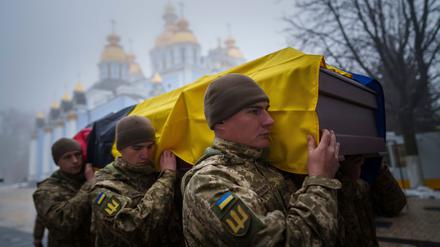 Beerdigungen von Soldaten sind in der Ukraine an der Tagesordnung. (Archivbild)