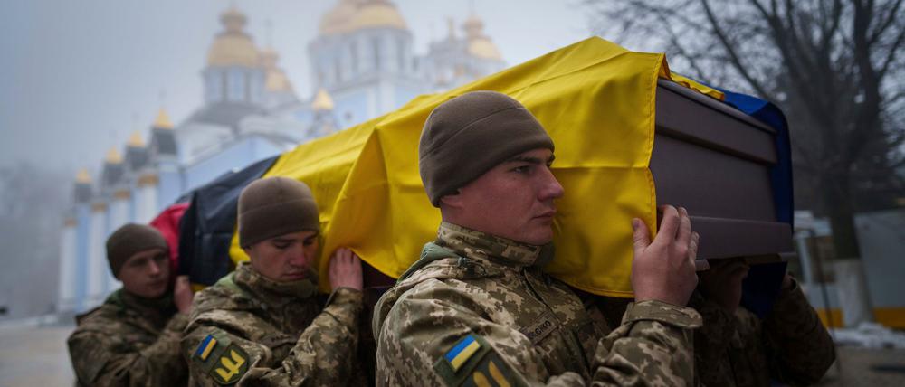 Beerdigungen von Soldaten sind in der Ukraine an der Tagesordnung. (Archivbild)