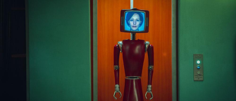 Roboter Cassandra (Lavinia Wilson) stammt aus einer anderen Zeit.