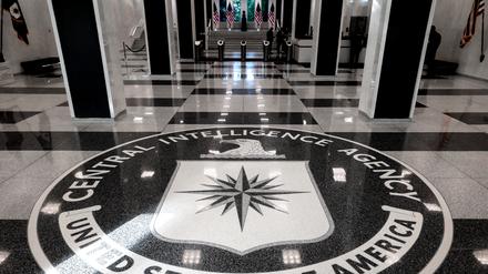 Das Logo der CIA im Eingang des Hauptquartiers. 