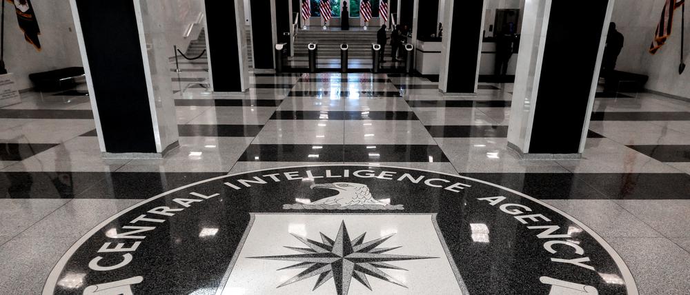 Das Logo der CIA im Eingang des Hauptquartiers. 