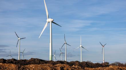  Bei Stromüberangebot müssen Netzbetreiber die Einspeisung von Wind- und Solaranlagen drosseln, um die Netze stabil zu halten (Illustration)