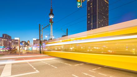 Am Alex hat die Straßenbahn nur wenige Sekunden, um die Alexanderstraße zu queren.