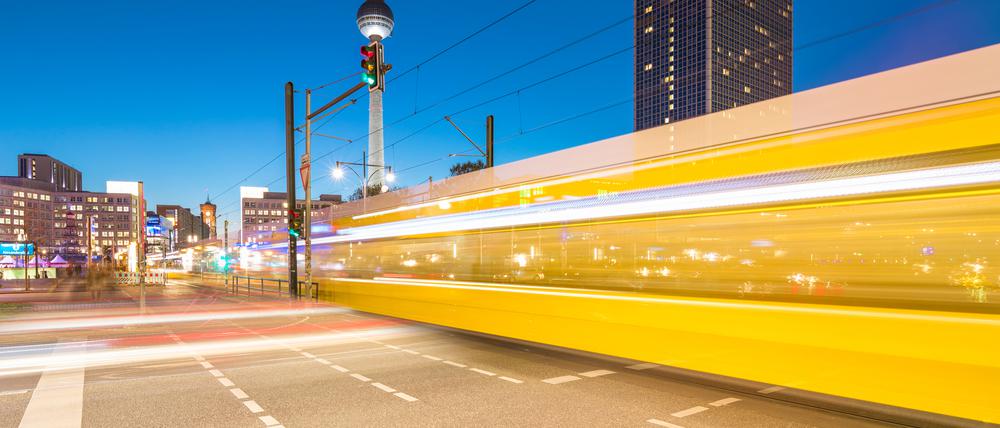 Am Alex hat die Straßenbahn nur wenige Sekunden, um die Alexanderstraße zu queren.