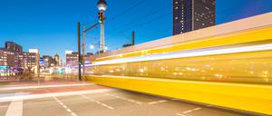 Am Alex hat die Straßenbahn nur wenige Sekunden, um die Alexanderstraße zu queren.