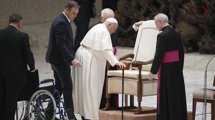Papst Franziskus kommt zu seiner wöchentlichen Generalaudienz in der Halle Papst Paul VI. im Vatikan. 