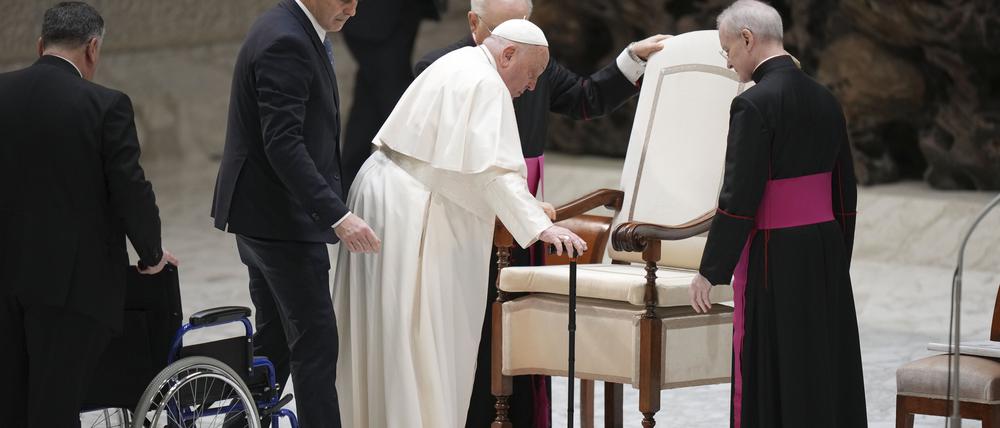 Papst Franziskus kommt zu seiner wöchentlichen Generalaudienz in der Halle Papst Paul VI. im Vatikan. 
