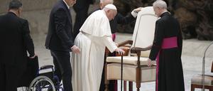 Papst Franziskus kommt zu seiner wöchentlichen Generalaudienz in der Halle Papst Paul VI. im Vatikan. 