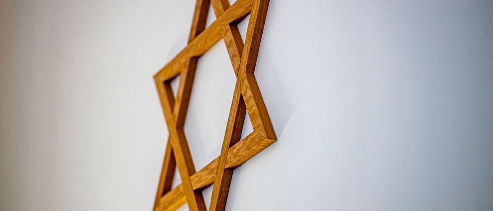 Eine Anfrage der Linken-Abgeordneten Petra Pau im Bundestag zeigt, dass die Zahlen antisemitischer Straftaten auch 2024 auf einem hohen Niveau bleiben. 