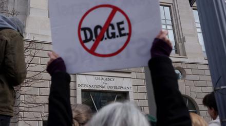 Menschen demonstrieren vor der Behörde USAID.