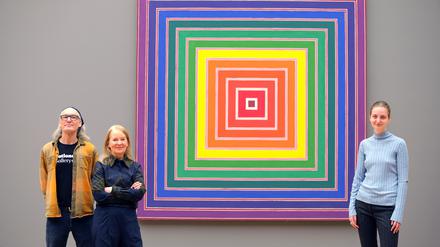 Von Washington nach Potsdam. Mike Russell, Restaurator der National Gallery of Art, Potsdams Museumsleiterin Ortrud Westheider und Kuratorin Sterre Barentsen mit dem Werk von Frank Stella.
