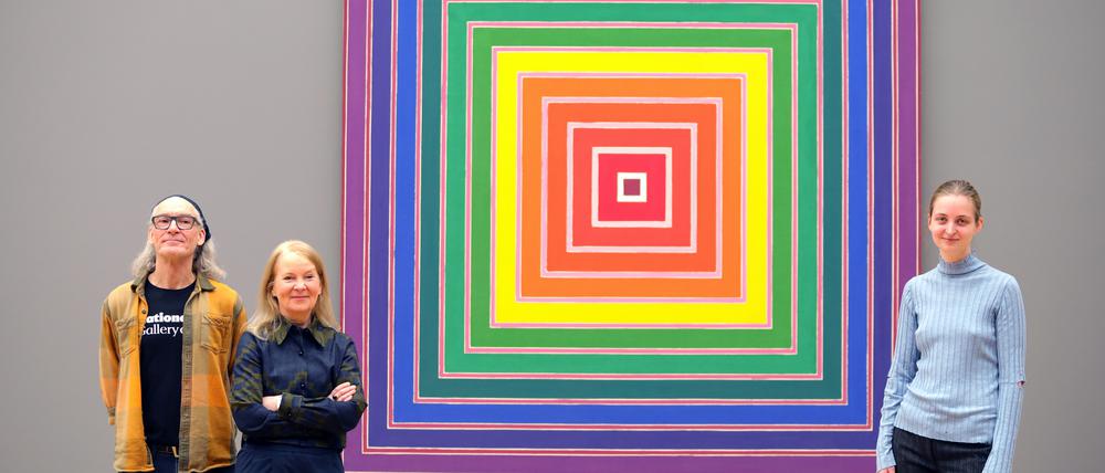 Von Washington nach Potsdam. Mike Russell, Restaurator der National Gallery of Art, Potsdams Museumsleiterin Ortrud Westheider und Kuratorin Sterre Barentsen mit dem Werk von Frank Stella.