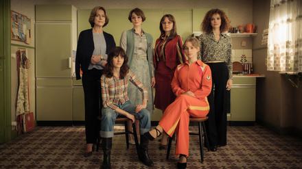 Mit „Ku'damm 77“ bekommt die erfolgreiche ZDF-Saga um eine Tanzschule eine vierte Staffel. Sie spielt im Jahr 1977.