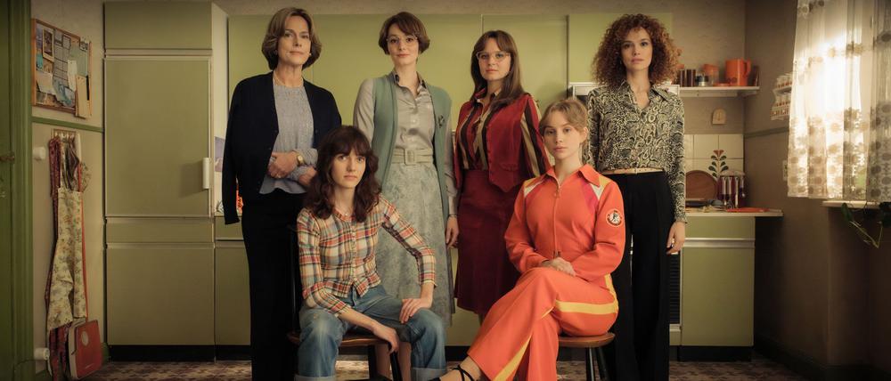 Mit „Ku'damm 77“ bekommt die erfolgreiche ZDF-Saga um eine Tanzschule eine vierte Staffel. Sie spielt im Jahr 1977.