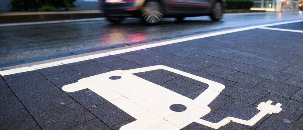ARCHIV - 27.09.2022, Niedersachsen, Hannover: Ein Symbol markiert einen Parkplatz an einer Ladesäule für Elektroautos. (zu dpa: «Henne-Ei-Problem der E-Mobilität - woran hapert der Ausbau?») Foto: Julian Stratenschulte/dpa +++ dpa-Bildfunk +++