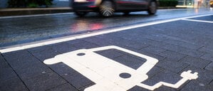 ARCHIV - 27.09.2022, Niedersachsen, Hannover: Ein Symbol markiert einen Parkplatz an einer Ladesäule für Elektroautos. (zu dpa: «Henne-Ei-Problem der E-Mobilität - woran hapert der Ausbau?») Foto: Julian Stratenschulte/dpa +++ dpa-Bildfunk +++