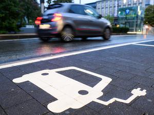 ARCHIV - 27.09.2022, Niedersachsen, Hannover: Ein Symbol markiert einen Parkplatz an einer Ladesäule für Elektroautos. (zu dpa: «Henne-Ei-Problem der E-Mobilität - woran hapert der Ausbau?») Foto: Julian Stratenschulte/dpa +++ dpa-Bildfunk +++