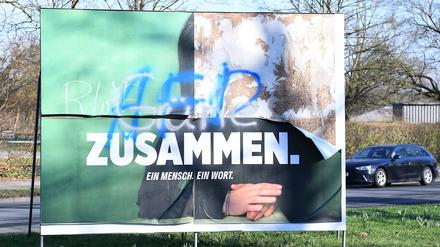 Ein beschädigtes Wahlplakat der Grünen (Symbolbild)