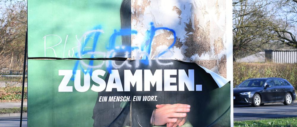 Ein beschädigtes Wahlplakat der Grünen (Symbolbild)
