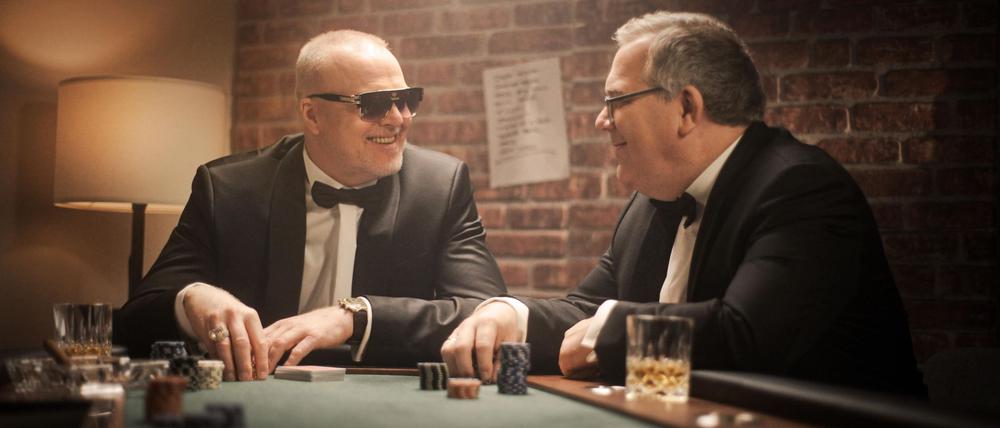 Stefan Raab begrüßt in „Raabs Pokernacht“ seinen Kumpel Elton und drei weitere prominente Spieler am Kartentisch.